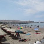 ペルー･リマの観光スポット、Barranco にあるビーチ Playa Los Yuyos☆海水浴客でにぎわうリマ近場のビーチ