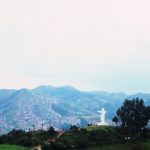 ペルー・クスコの観光スポット！クスコ市を一望できる展望台 Cristo Blanco！地元の人が優雅にくつろぐ広場の手前